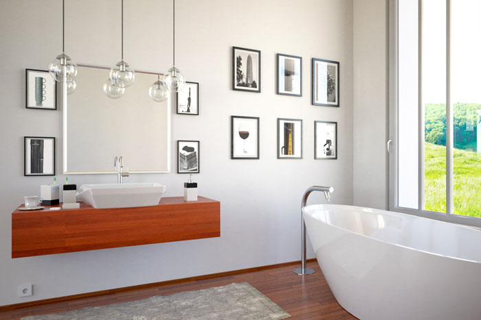 Badezimmer mit Fotos an der Wand