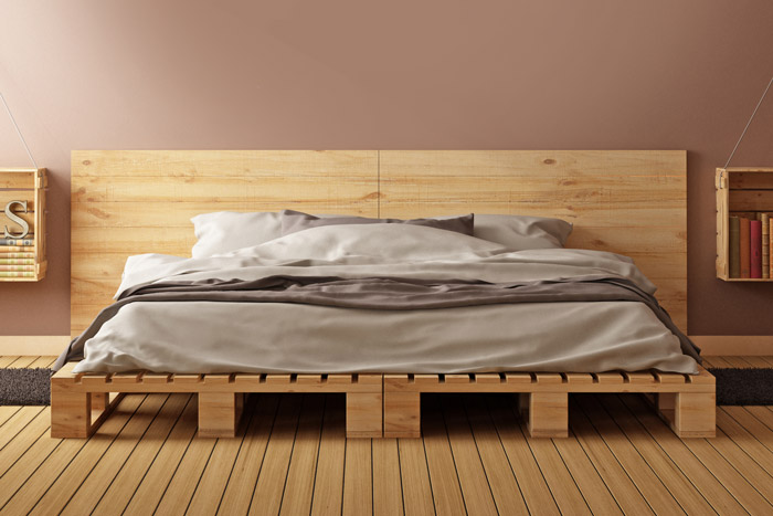 Unbehandeltes Holz hinter dem Bett